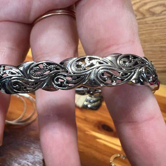 Bracelet Lot 11 Pieces Silver Black Gold Tone Stacking Shimmer Bangles Filigree - Picture 11 of 13